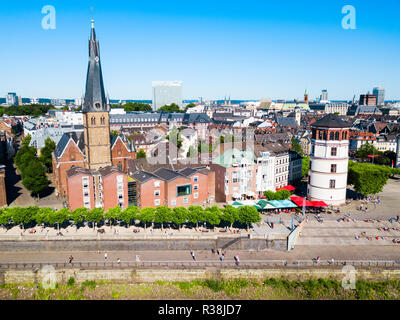St. Lambertus Kirche und Schlossturm Turm in der Altstadt Altstadt von Düsseldorf Stadt in Deutschland Stockfoto