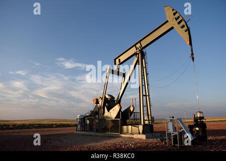 Rohölproduktion, Pumpenheber am Bohrstandort, Niobrara-Schiefer von Wyoming, mit Kopieplatz Stockfoto