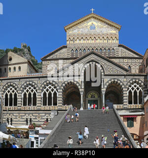 AMALFI, ITALIEN - Juni 27: Apostel Saint Andrew Dom in Florenz am 26. Juni 2014. Touristen in der Kirche, eine Treppe in Amalfi, Italien. Stockfoto