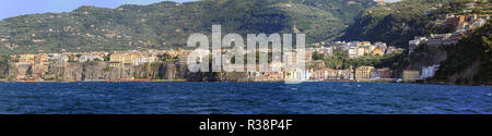 SORRENTO, ITALIEN - Juni 26: Küste Panorama in Sorrent am 26. Juni 2014. Halbinsel von Sorrent Panoramablick auf die Landschaft am Tyrrhenischen Meer in Sorrent, Stockfoto