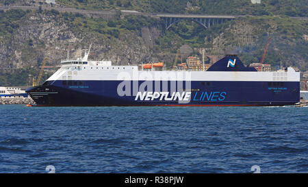 SALERNO, ITALIEN - Juni 28: Neptun Linien in Salerno am 28. Juni 2014. Neptun Thelisis Big Car Carrier Ro-ro-Schiff das Verlassen des Hafens in Salerno, Italien. Stockfoto