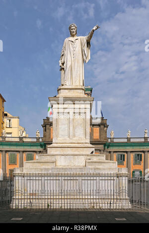 Neapel, Italien - 25. Juni: Piazza Dante in Neapel am 25. Juni 2014. Dante Alighieri Denkmal und dem Convitto Nazionale Vittorio Emanuele in Neapel, Italien. Stockfoto