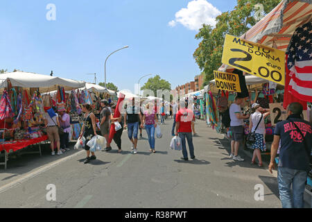 Rom, Italien, 29. Juni: Sonntag Flohmarkt in Rom am 29. Juni 2014. Menschen Surfen für Schnickschnack an der Porta Portese Markt in Rom, Italien. Stockfoto