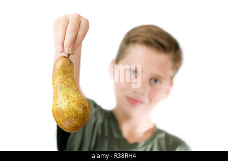 Junge hält eine Birne Stockfoto