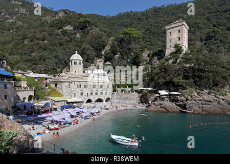 Bucht mit Benediktinerabtei San Fruttuoso und Torre Doria, Portofino Halbinsel Golfo Paradiso, Provinz Genua Stockfoto