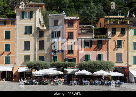 Terrassen Café und bunten Häusern, Portofino, Golfo Paradiso, der Provinz Genua, der Riviera di Levante, Ligurien, Italien Stockfoto