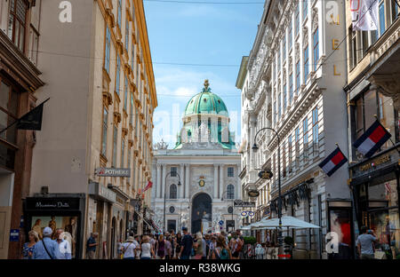 Geschäftsstrasse Kohlmarkt mit Hofburg, Wien, Österreich Stockfoto