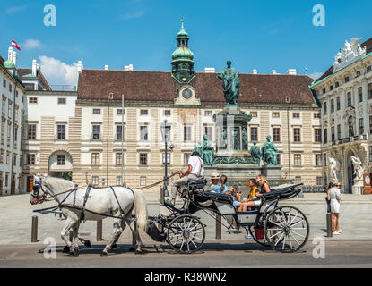 Fiaker im Innenhof, an der Rückseite Statue von Kaiser Franz I, Hofburg, 1. Bezirk, Wien, Österreich Stockfoto