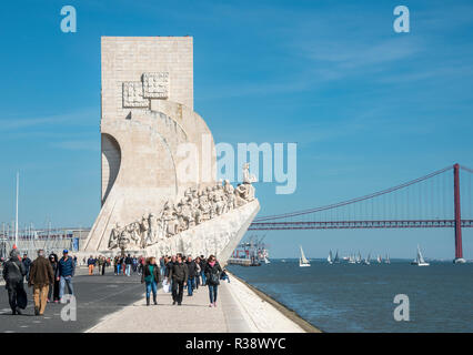 Denkmal der Entdeckungen, Padrão dos Descobrimentos mit Ponte 25 de Abril, Promenade am Rio Tajo, Belem, Lissabon, Portugal Stockfoto