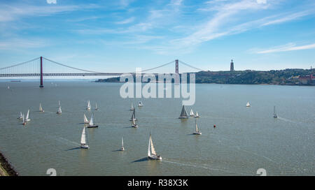 Segelboote auf dem Rio Tajo mit Ponte 25 de Abril, Christus Statue Cristo Rei in der Rückseite, Lissabon, Portugal Stockfoto