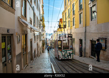 Standseilbahn Elevador da Bica, Rua da Bica de Duarte Belcio, Lissabon, Portugal Stockfoto