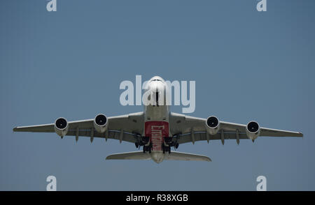 Düsseldorf, Deutschland - 16. Juli 2015: Airbus A380-800 der Emirates Airlines, die am Flughafen von Düsseldorf mit destination Dubai Stockfoto