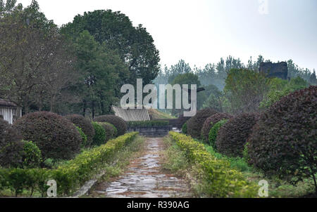Chibi, Hubei/CHINA - 25.Oktober 2018: Die alten chinesischen Garten. Und hier haben die alten chinesischen Wein Glas. die Statue des alten Wein Glas. Stockfoto