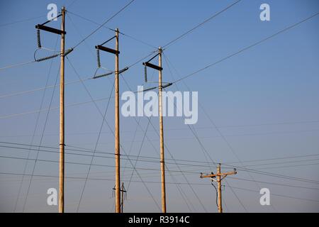 Elektrische Netzinfrastruktur, Strommasten von Umspannwerken und Hochspannungsverteilleitungen in Wyoming, USA Stockfoto