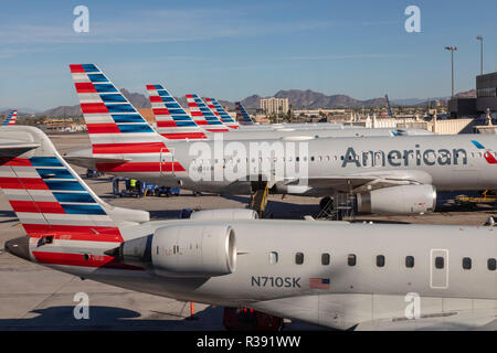 Phoenix, Arizona - American Airlines Jet auf der Rollbahn am Phoenix Sky Harbor International Airport. Stockfoto