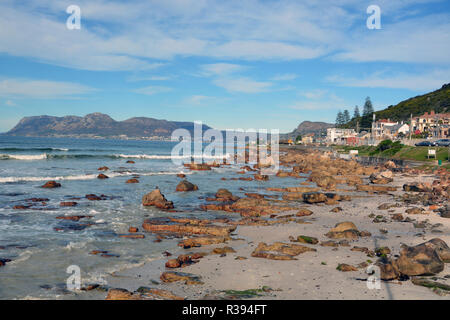 Die felsige Küstenlinie an der Surfers Corner in Muizenberg Südafrika. Stockfoto