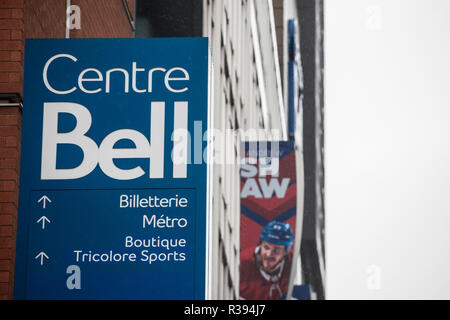 MONTREAL, KANADA - 3. NOVEMBER 2018: Bell Logo in der Mitte, als Center Bell bekannt, vor ihrem Hauptgebäude. Es ist ein Sport- und Entertainent Center, Stockfoto
