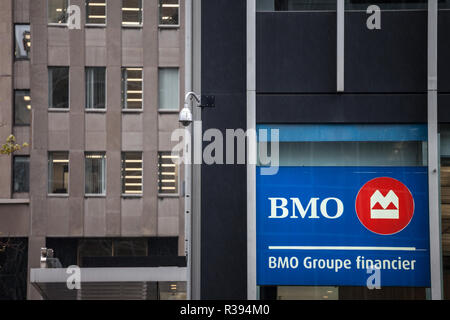 MONTREAL, KANADA - 3. NOVEMBER 2018: Bank von Montreal logo, bekannt als BMO, vor ihrem Büro. Genannt sowie die Banque de Montreal, es ist eine Stockfoto