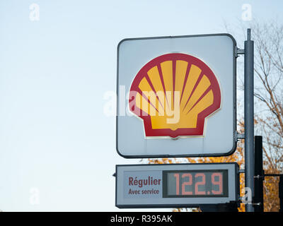 MONTREAL, KANADA - 3. NOVEMBER 2018: Shell Logo vor einer ihrer Tankstellen in Kanada. Shell ist eine britische Niederländische Erdölförderung und Sal Stockfoto