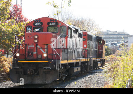 MONTREAL, KANADA - 4. NOVEMBER 2018: Diesellokomotiven mit den KN-Logo rangieren. Auch als Canadian National Railway bekannt, es ist das Wichtigste und freigh Stockfoto