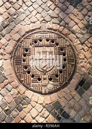 Traditionelle Kanaldeckel für street Luke in Prag Stockfoto