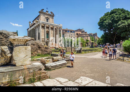 Via Sacra am Forum Romanum, der antiken Stadt Rom, im Hintergrund der Antonius und Faustina Tempel, wurde die Kirche von San Lorenzo, Rom Stockfoto