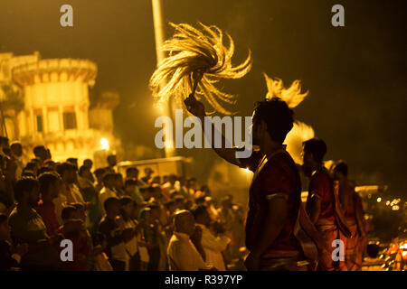 Ganga Aarthi ist täglich abends von einer Gruppe von Priestern an der Dashashwamedh ghat durchgeführt. Stockfoto