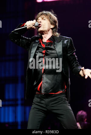 Mick Jagger führt im Konzert mit den Rolling Stones auf der Bank Atlantic Center in Sunrise, Florida am 12. März 2006. Stockfoto