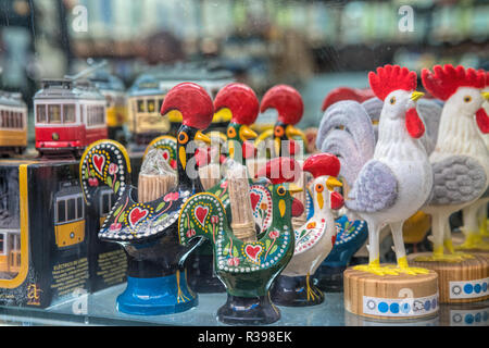 Verschiedene Souvenirs zum Verkauf an lokale Anbieter in Alfama, Lissabon, Portugal Stockfoto