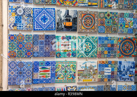 Verschiedene Souvenirs zum Verkauf an lokale Anbieter in Alfama, Lissabon, Portugal Stockfoto