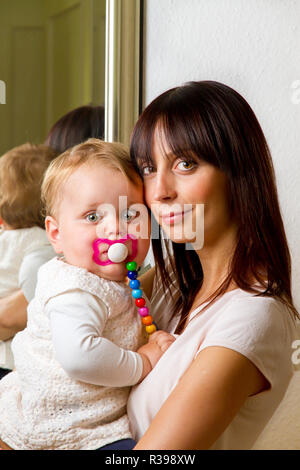 junge Mutter mit baby Stockfoto