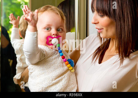 junge Mutter mit baby Stockfoto