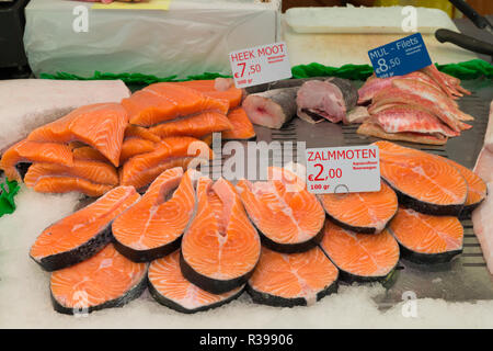 Lachs Rot Fisch Steak auf dem Fischmarkt in Amsterdam, Niederlande. Große Stapel von Lachssteak mit Eis bis zum Verkauf. Stockfoto