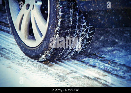 Winterreifen im Schnee Stockfoto