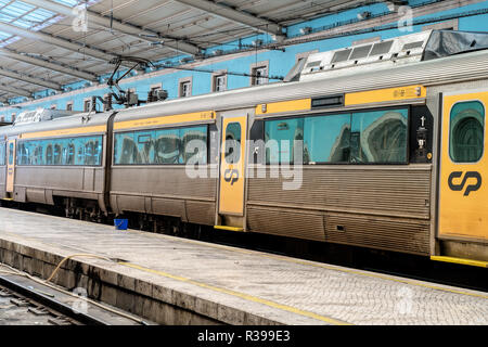 Portugal, Lissabon, Santa Apolonia, Comboios de Portugal, S-Bahnen in der Station Stockfoto