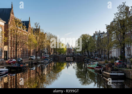 Grachten von Amsterdam am Morgen. Amsterdam ist die Hauptstadt und die bevölkerungsreichste Stadt der Niederlande. Stockfoto