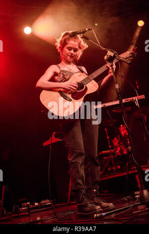 Mailand Italien. 21. November 2018. Der englische Singer/Songwriter MAISIE PETERS führt live auf der Bühne Fabrique Eröffnung der Show von Tom Walker. Credit: Rodolfo Sassano/Alamy leben Nachrichten Stockfoto