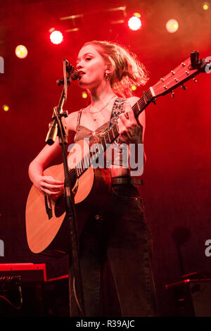 Mailand Italien. 21. November 2018. Der englische Singer/Songwriter MAISIE PETERS führt live auf der Bühne Fabrique Eröffnung der Show von Tom Walker. Credit: Rodolfo Sassano/Alamy leben Nachrichten Stockfoto