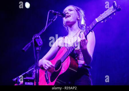 Mailand Italien. 21. November 2018. Der englische Singer/Songwriter MAISIE PETERS führt live auf der Bühne Fabrique Eröffnung der Show von Tom Walker. Credit: Rodolfo Sassano/Alamy leben Nachrichten Stockfoto