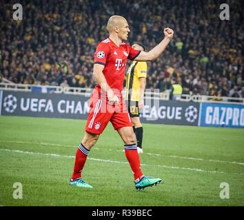 Arjen Robben der FC Bayern München gesehen Feiern während der Gruppe E Spiel der UEFA Champions League zwischen dem FC und FC Bayern München im Olympiastadion in Athen. (Endstand AEK FC 0:2 Fc Bayern München FC) Stockfoto