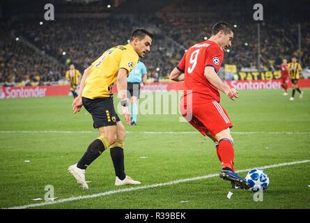 Robert Lewandowski von Bayern München und Anastasios Bakasetas der AEK FC sind in Aktion während der Gruppe E Spiel der UEFA Champions League zwischen dem FC und FC Bayern München im Olympiastadion in Athen gesehen. (Endstand AEK FC 0:2 Fc Bayern München FC) Stockfoto