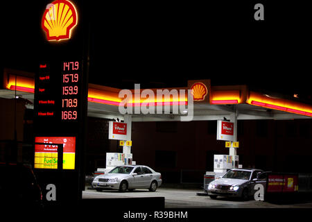 Eine Shell Tankstelle preis Zeichen ist in Köln gesehen. Diesel Kraftstoffpreise steigen fast so hoch wie super Kraftstoffpreise. Die Benzinpreise in Deutschland weiterhin hoch nach erreichen Rekordniveau vor kurzem. Stockfoto