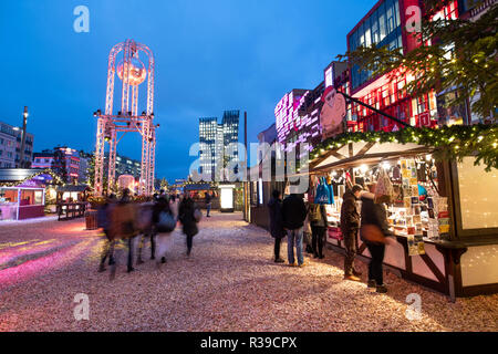 Hamburg, Deutschland. 20 Nov, 2018. Die Besucher gehen über Santa Pauli Weihnachtsmarkt" auf dem Spielbudenplatz. Die Weihnachtsmärkte in Hamburg am 26. November geöffnet. (Dpa' Weihnachtsmärkte immer früher?" vom 22.11.2018) Credit: Daniel Reinhardt/dpa/Alamy leben Nachrichten Stockfoto