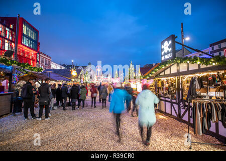 Hamburg, Deutschland. 20 Nov, 2018. Die Besucher gehen über Santa Pauli Weihnachtsmarkt" auf dem Spielbudenplatz. Die Weihnachtsmärkte in Hamburg am 26. November geöffnet. (Dpa' Weihnachtsmärkte immer früher?" vom 22.11.2018) Credit: Daniel Reinhardt/dpa/Alamy leben Nachrichten Stockfoto