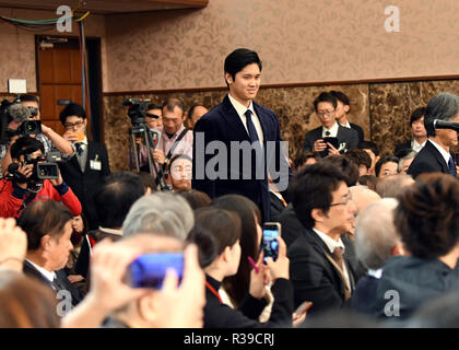 Tokio, Japan. 22 Nov, 2018. Shohei Otani, Los Angeles Angels zwei-Wege-Baseball player, kommt für eine Nachrichten Konferenz an der Japan National Press Club in Tokio am Donnerstag, 22. November 2018. Otani, der vier Spiele als Krug gewonnen und Hit 22 Home Runs, wurde als der amerikanischen Liga Rookie des Jahres genannt. Otani kehrte nach Japan am Mittwoch zum ersten Mal seit er in die USA ging im Februar. Credit: Natsuki Sakai/LBA/Alamy leben Nachrichten Stockfoto