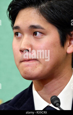 Tokio, Japan. 22 Nov, 2018. Shohei Otani, Los Angeles Angels zwei-Wege-Baseball player, beschreibt seine erste Saison in der Major League als Erfüllung während einer Pressekonferenz auf der Japan National Press Club in Tokio am Donnerstag, 22. November 2018. Otani, der vier Spiele als Krug gewonnen und Hit 22 Home Runs, wurde als der amerikanischen Liga Rookie des Jahres genannt. Otani kehrte nach Japan am Mittwoch zum ersten Mal seit er in die USA ging im Februar. Credit: Natsuki Sakai/LBA/Alamy leben Nachrichten Stockfoto