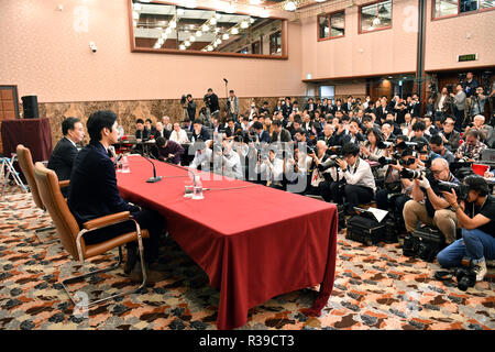 Tokio, Japan. 22 Nov, 2018. Shohei Otani, Los Angeles Angels zwei-Wege-Baseball player, beschreibt seine erste Saison in der Major League als Erfüllung während einer Pressekonferenz auf der Japan National Press Club in Tokio am Donnerstag, 22. November 2018. Otani, der vier Spiele als Krug gewonnen und Hit 22 Home Runs, wurde als der amerikanischen Liga Rookie des Jahres genannt. Otani kehrte nach Japan am Mittwoch zum ersten Mal seit er in die USA ging im Februar. Credit: Natsuki Sakai/LBA/Alamy leben Nachrichten Stockfoto