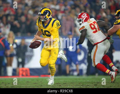 Los Angeled, Kalifornien, USA. 19 Nov, 2018. Los Angeles Rams Jared Goff läuft in für einen Touchdown im 3. Quartal gegen die Kansas City Chiefs im Los Angeles Memorial Coliseum am Montag, 19.11.2018. Credit: KC Alfred/ZUMA Draht/Alamy leben Nachrichten Stockfoto