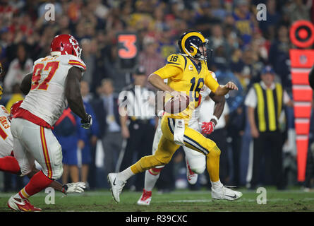 Los Angeled, Kalifornien, USA. 19 Nov, 2018. Los Angeles Rams Jared Goff führt den Ball gegen die Kansas City Chiefs im Los Angeles Memorial Coliseum am Montag, 19.11.2018. Credit: KC Alfred/ZUMA Draht/Alamy leben Nachrichten Stockfoto