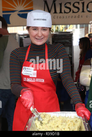 Los Angeles, Ca, USA. 21 Nov, 2018. Emma Kenney, an der Los Angeles Mission Hosts Thanksgiving Ereignis für Obdachlose in Los Angeles In Los Angeles, Kalifornien am 21. November 2018. Credit: Faye Sadou/Medien Punch/Alamy leben Nachrichten Stockfoto